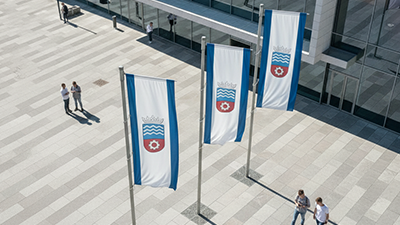 Auslegerfahnen für Rathäuser & Bezirksämter – klare Präsenz im öffentlichen Raum