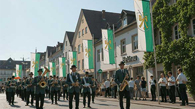Festlicher Blickfang – Wie Schützenvereine mit Bannerfahnen Tradition sichtbar machen