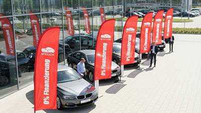 Beachflags für Autohäuser – Promotion direkt am Fahrzeug