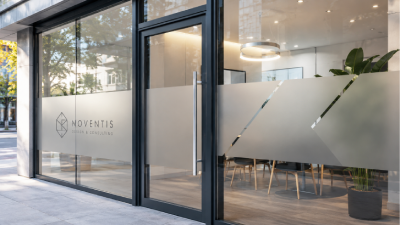 Fensterfolie bedrucken: Welche Folie passt zu Ladenlokal, Schaufenster und Glastür?