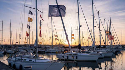 Dauerhafte Präsenz am Hafen – Wie Segelclubs mit Fahnen bestehen