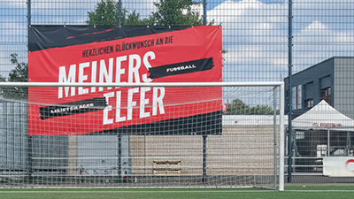Stadionbanner gestalten – Werbung am Sportplatz richtig umsetzen