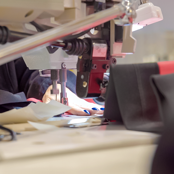 Präzise Verarbeitung eines Werbebanners in der bannerstop Produktion