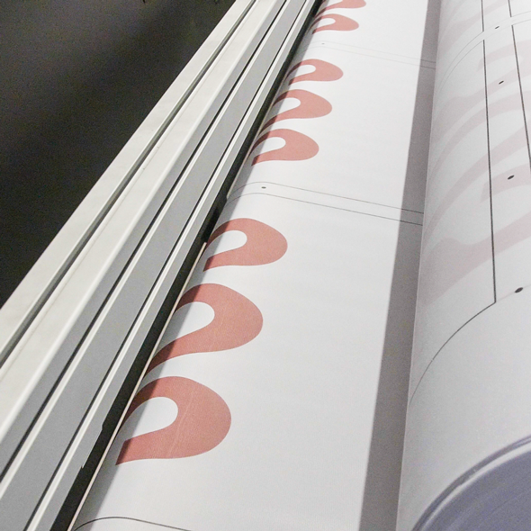 Fertiger Großformatdruck eines Sportbanners in der bannerstop Produktion
