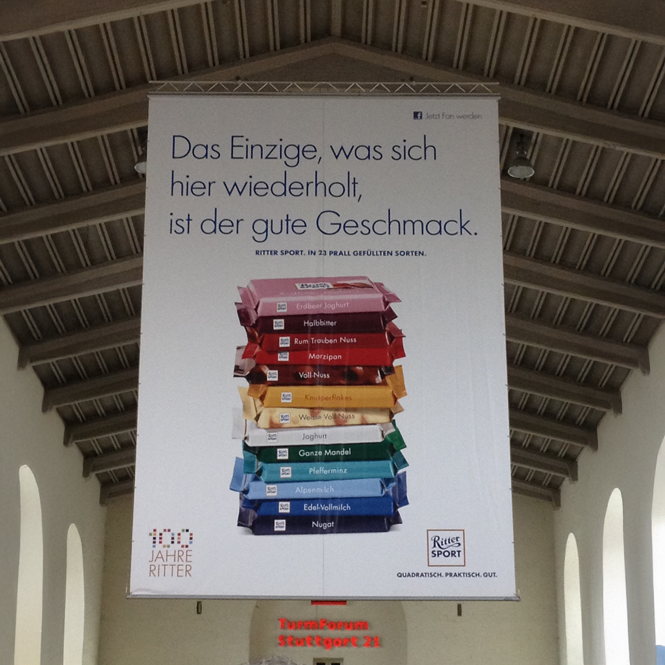 Hängendes Decken-Banner im Innenraum mit großem Motiv