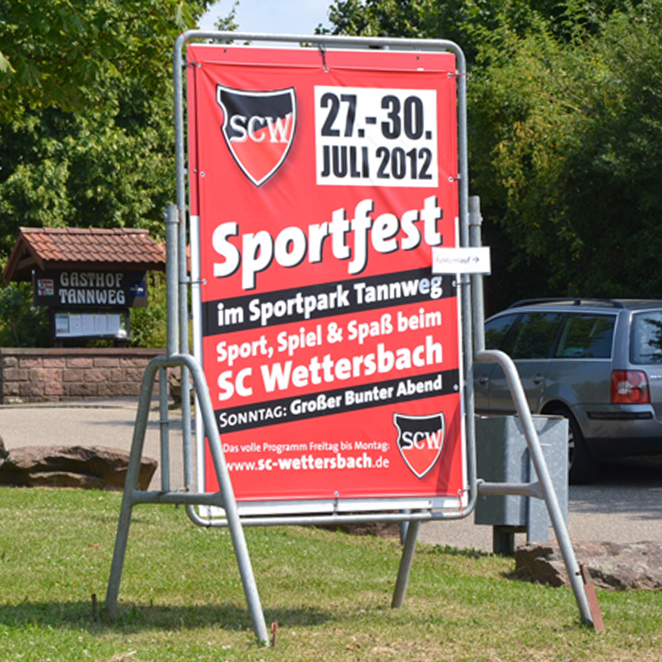 Mobiler Eventaufsteller mit PVC-Banner im Außenbereich