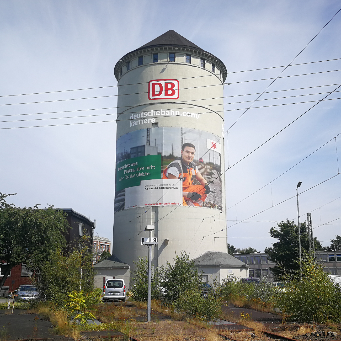 Großformatiges Fassaden-Banner an Rundturm, Außenwerbung mit hoher Sichtweite
