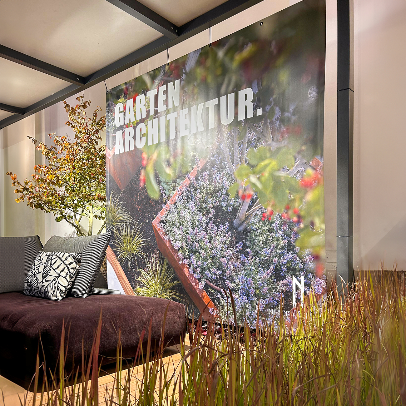 Indoor PVC-Banner mit detailreichem Motiv als Rückwand im Showroom
