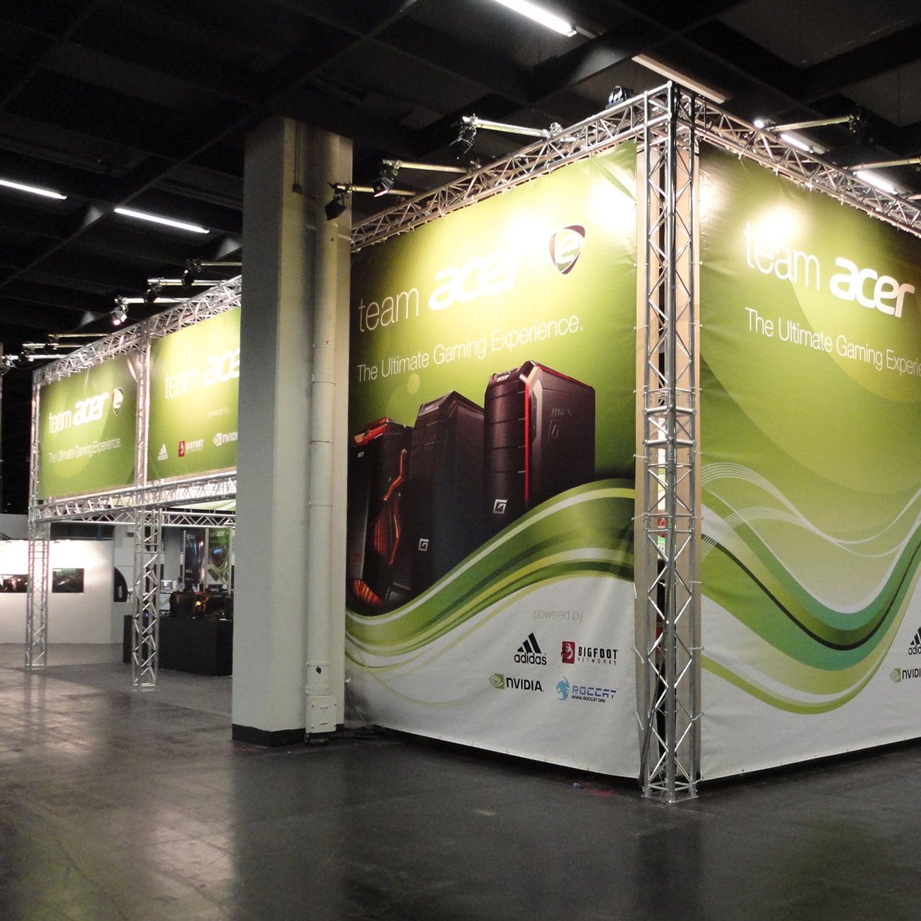 Großformat Messe-Banner im Traversensystem als Eckstand