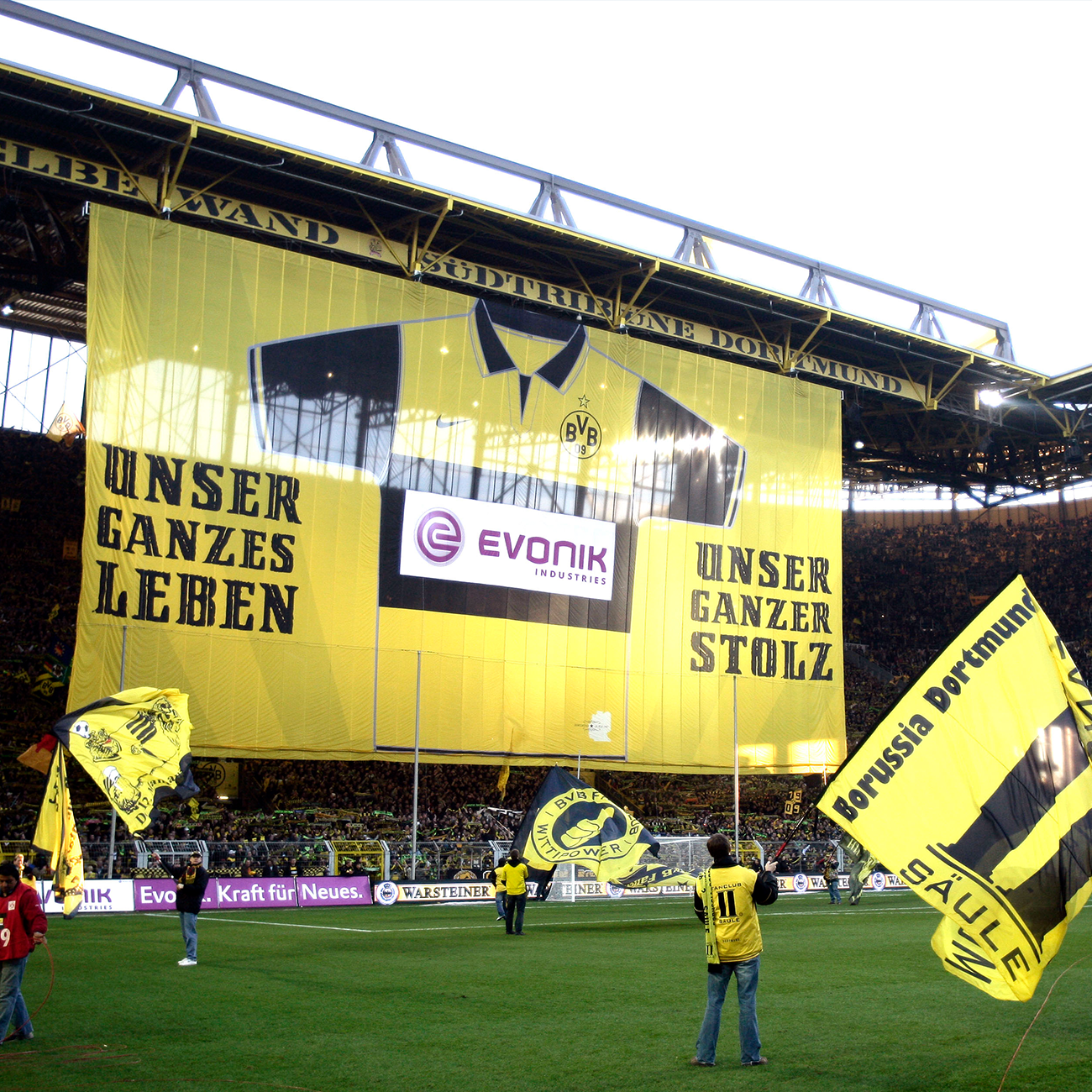 XXL Stadion-Banner vor vollbesetzten Rängen, Großbanner für Sportevents