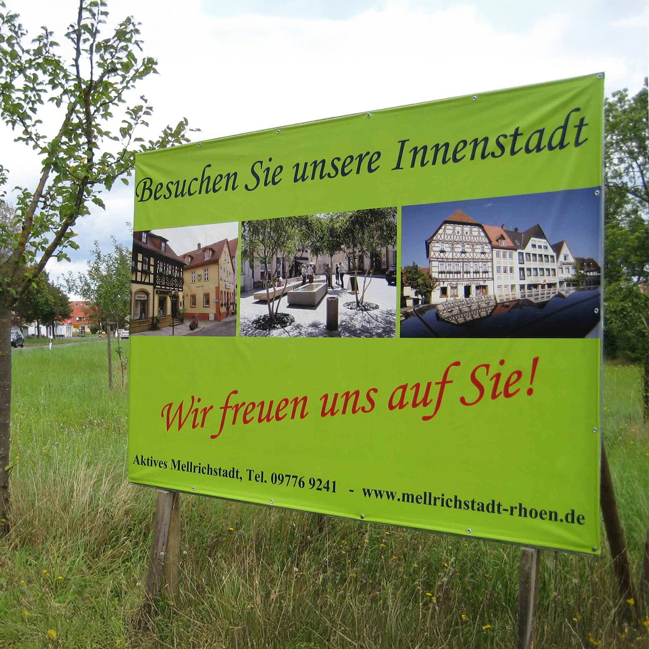 Stadtmarketing Banner auf Wiese mit Bildern und Text, wetterfestes PVC-Banner für Außenwerbung