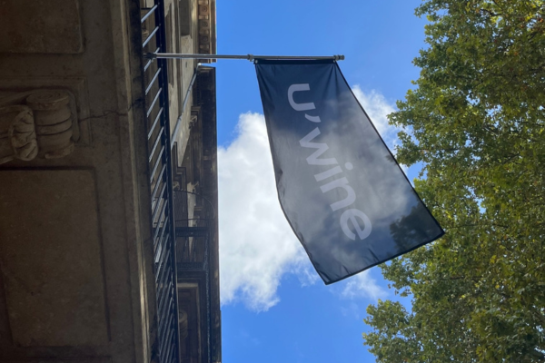 Drapeau accroché à un balcon au premier étage