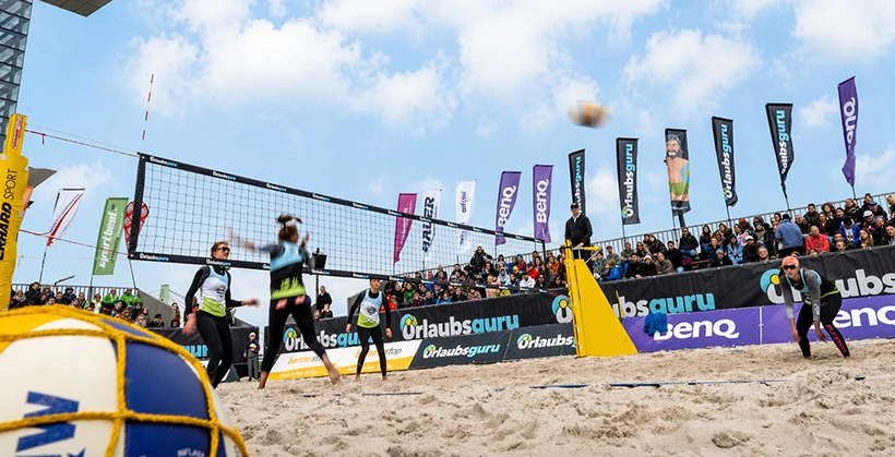 Banner und Fahnen bei Sport- und Outdoorveranstaltung im Einsatz