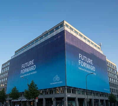 Großformatiges Fassadenbanner an Gebäude für Außenwerbung