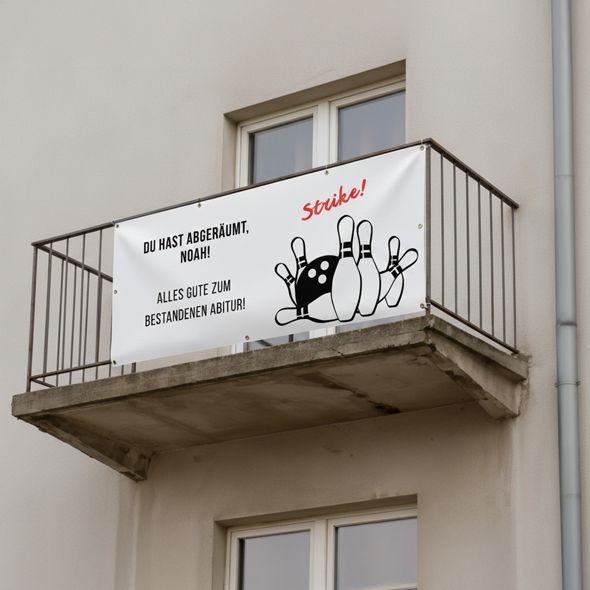 Abibanner am Balkon mit Bowling-Motiv und Text ‘Strike! Du hast abgeräumt, Noah!’ – Glückwunsch-Banner zum bestandenen Abitur.