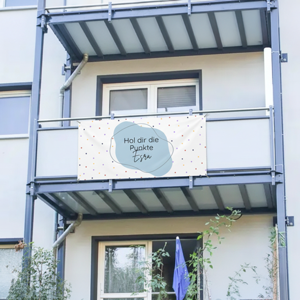 Abibanner am Balkon mit individuellem Motiv ‘Hol dir die Punkte Esra’ – personalisiertes PVC-Banner für Abitur-Glückwünsche.