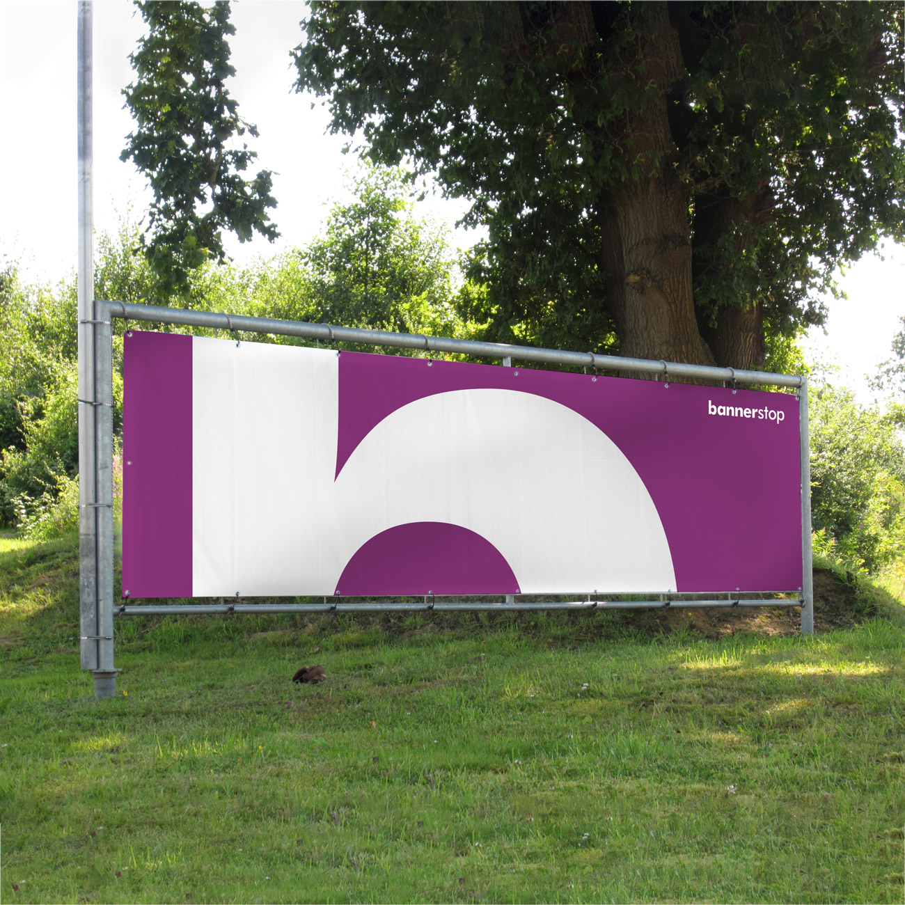 Großformatiges PVC-Banner im Querformat, das mit Ösen an einem freistehenden Metallrahmen befestigt ist.