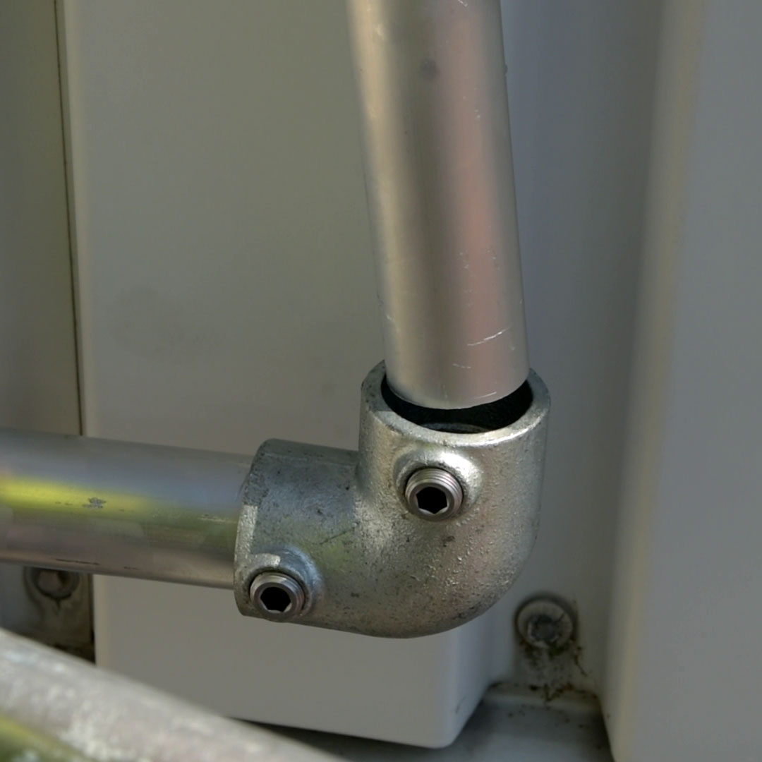 Fixierung eines Rahmenverbinders mit Werkzeug während der Montage