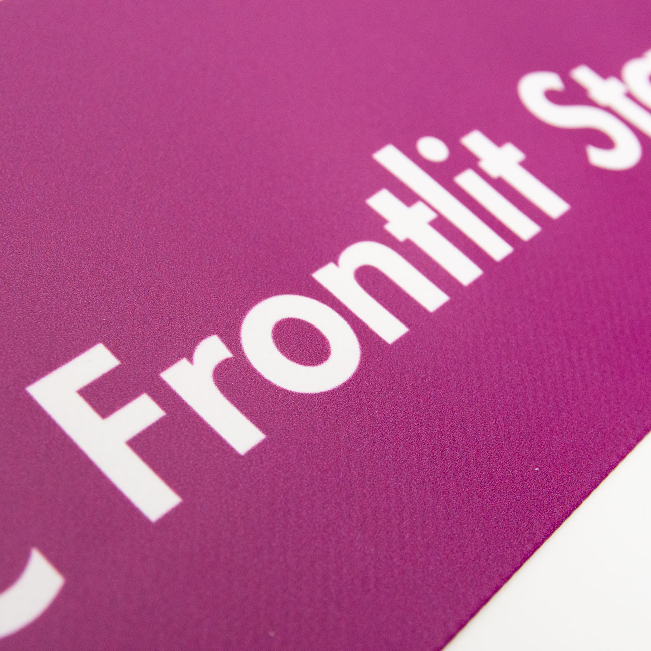 Nahaufnahme eines bedruckten PVC-Frontlit-Banners mit geschlossener Oberfläche.