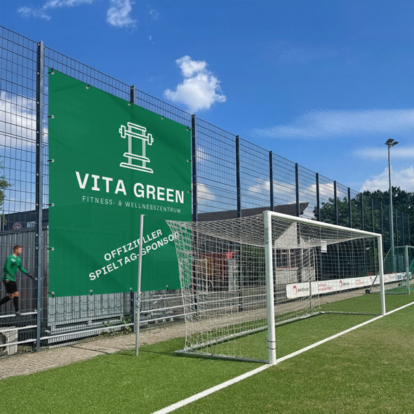Sponsorenbanner am Sportplatz für Fitness- und Wellnesszentrum am Ballfangzaun
