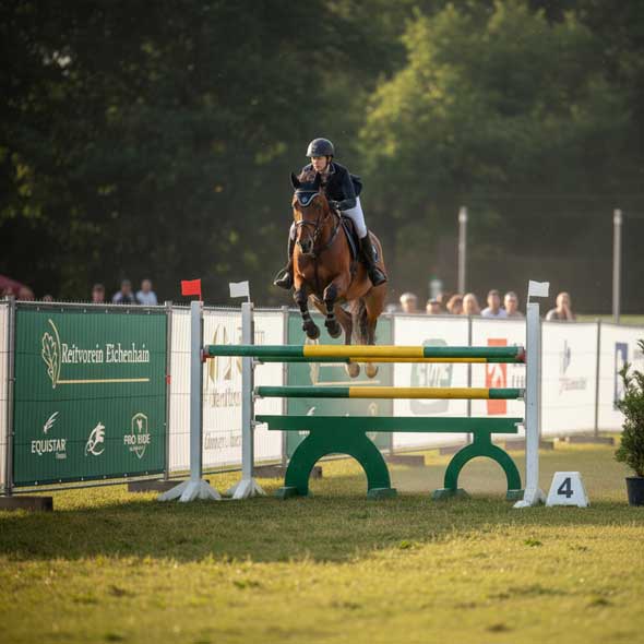 Springparcours mit Zuschauerbereich und Reihen von grünen Bauzaunbannern am Turniergelände.