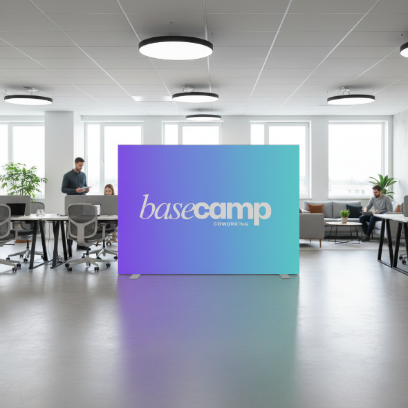 Textilspannrahmen Akustik als Raumtrenner im Coworking Office – funktionale Schallschutzlösung mit ansprechendem Design.