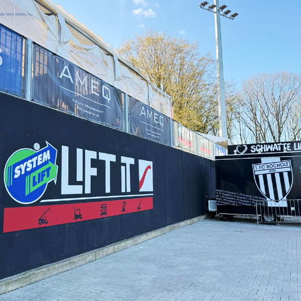 Bauzaunbanner mit Sponsor Lift-it am Stadionzaun in Bocholt – gut sichtbare Außenwerbung