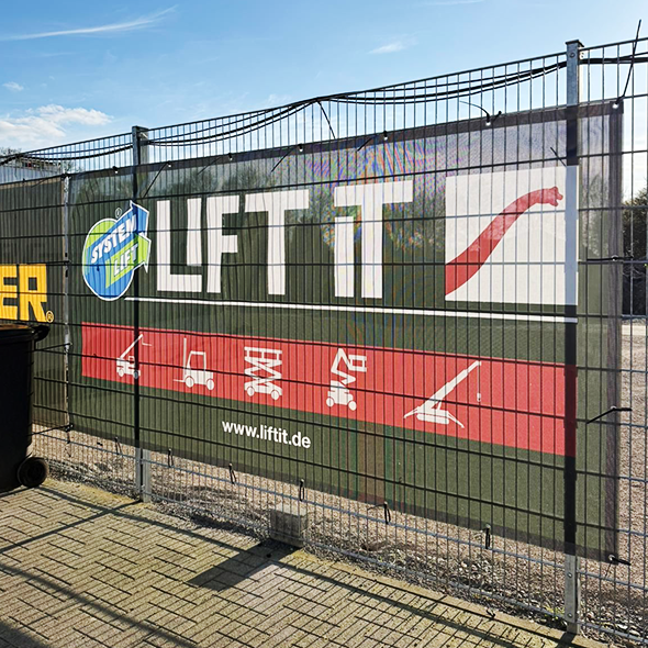 Bauzaunbanner mit Lift-it Sponsorenlogo am Stadion des 1. FC Bocholt 1900 e.V. – großflächige Sponsorenwerbung