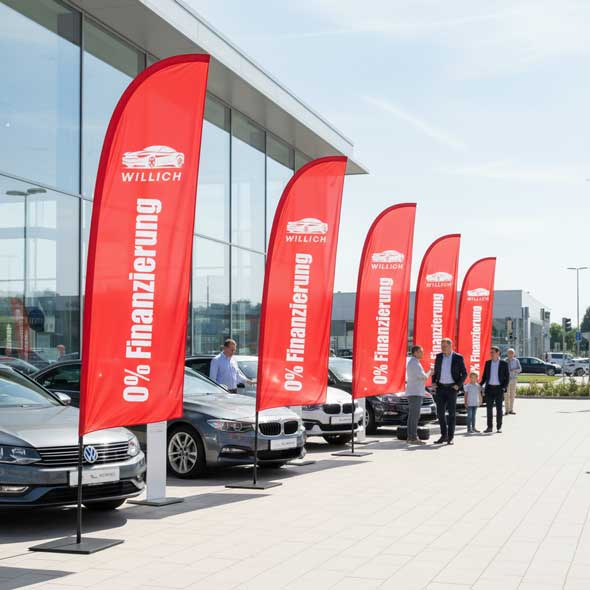Beachflags mit Aufdruck „0 % Finanzierung“ entlang einer Fahrzeugreihe vor Glasfassade eines Autohauses – professionelle Werbefahnen für Finanzierungsaktionen und Autoverkauf.
