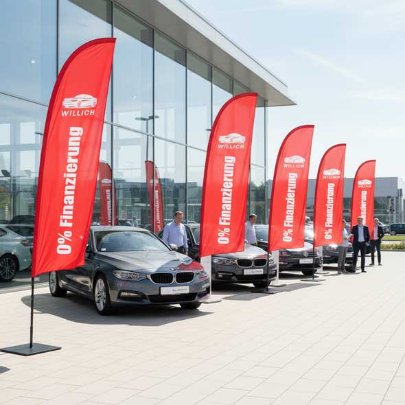 Mehrere rote Beachflags mit dem Schriftzug „0 % Finanzierung“ vor einem Autohaus – effektive Außenwerbung für Fahrzeugangebote und Sonderaktionen.