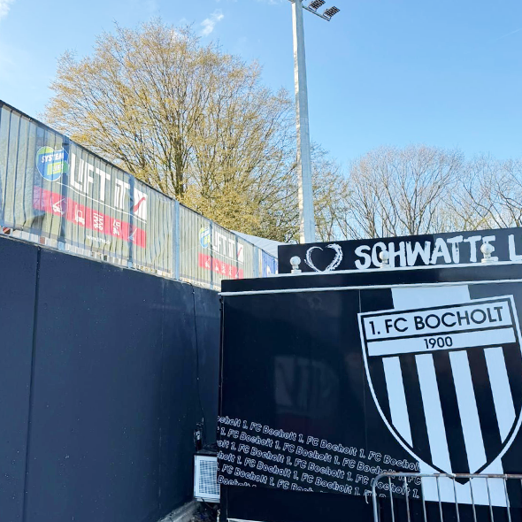 Sponsorenbanner im Stadion des 1. FC Bocholt 1900 e.V. – Kombination verschiedener Werbeflächen im VIP-Bereich