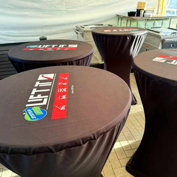Stehtischhussen mit Lift-it Branding im VIP-Bereich eines Fußballstadions – Sponsorenpräsenz im direkten Kontakt