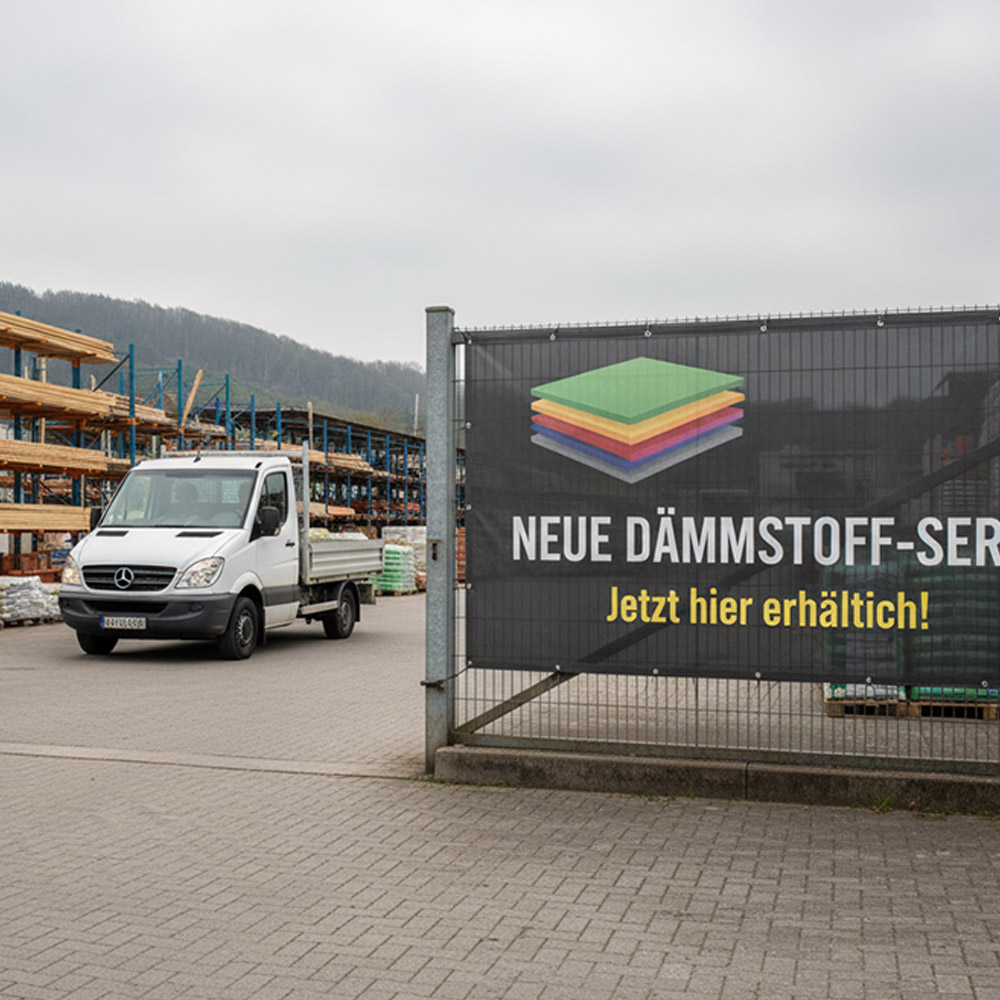 Bauzaunbanner an der Einfahrt mit Transporter – Zufahrtssituation