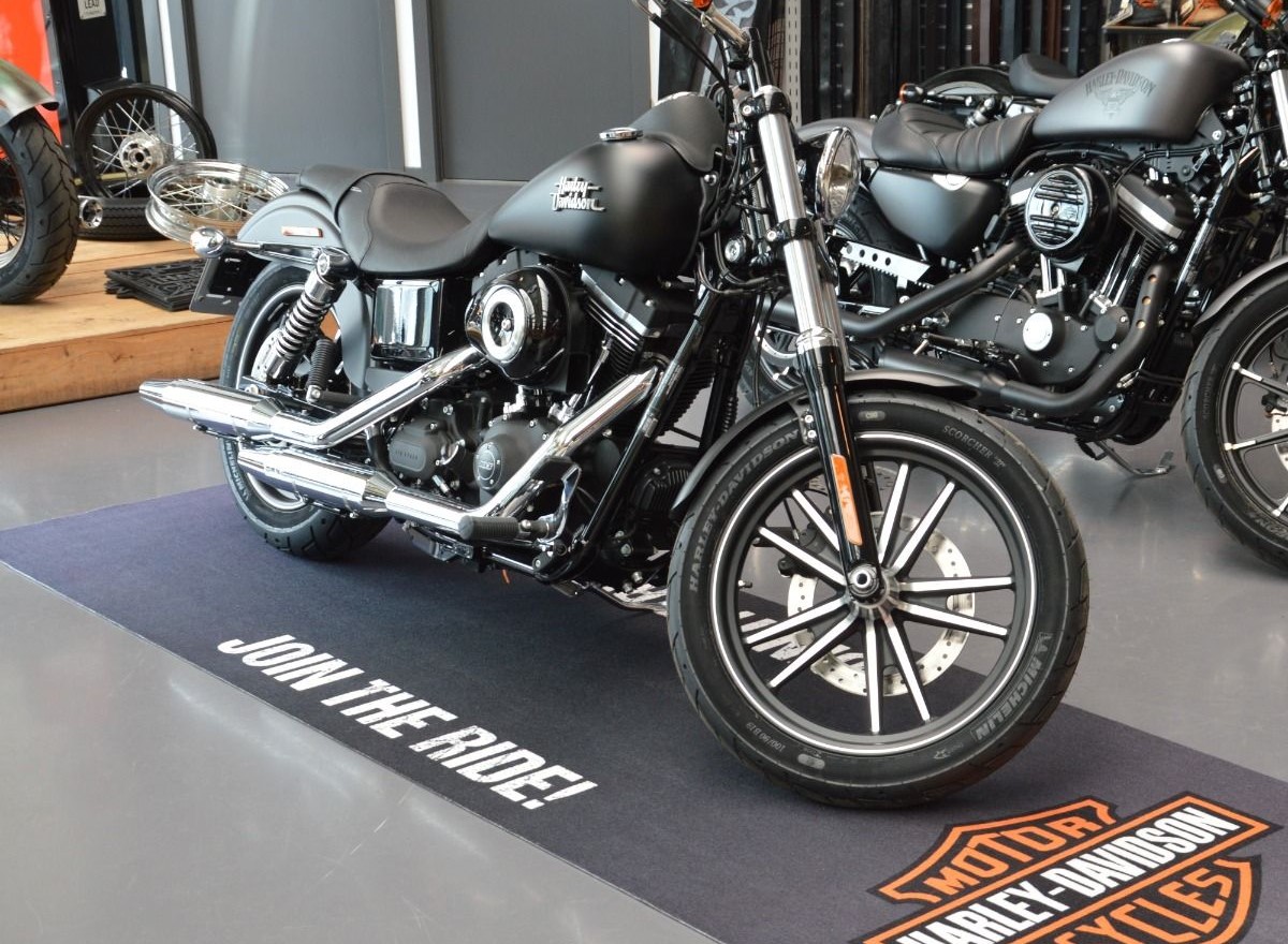Detailaufnahme der Motorradmatte mit Druckmotiv