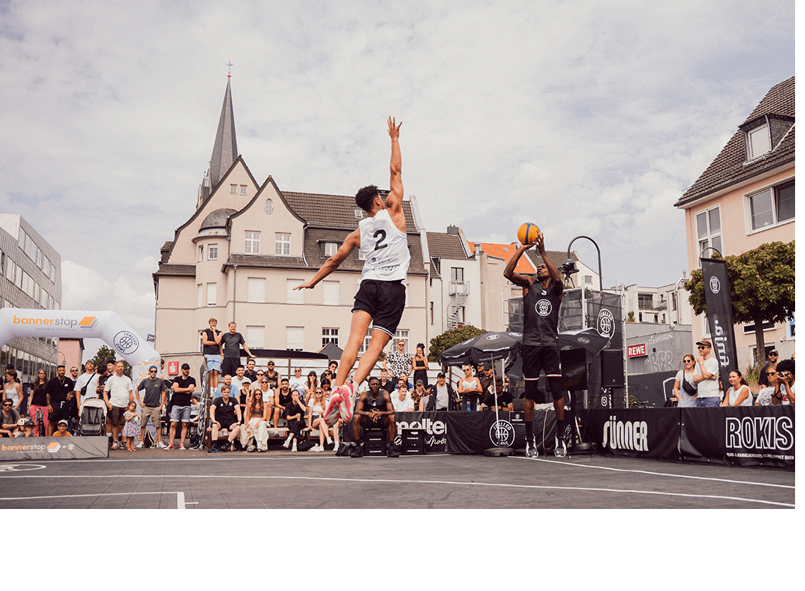 Luftaufnahme eines Großevents der Royal Rangers mit gebrandeter Bühne, Tribünen und großformatigen Bannern, produziert von bannerstop.