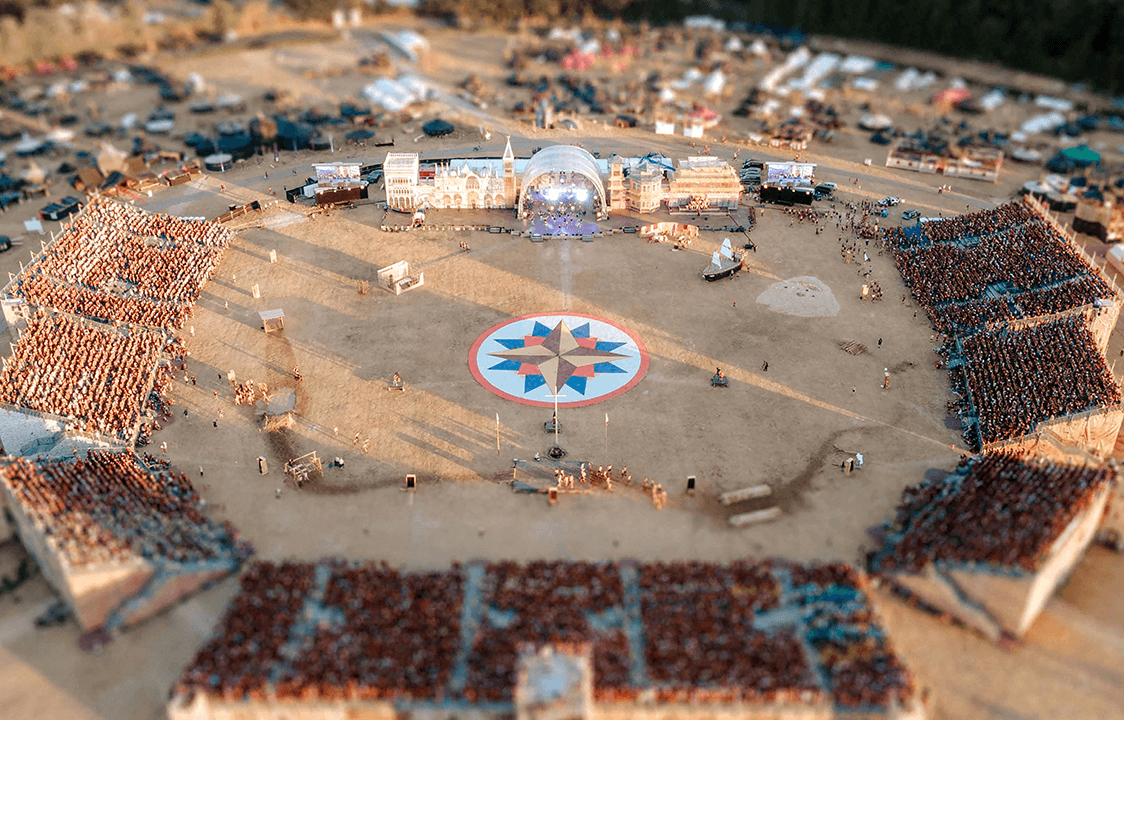Luftaufnahme eines Großevents der Royal Rangers mit gebrandeter Bühne, Tribünen und großformatigen Bannern, produziert von bannerstop.